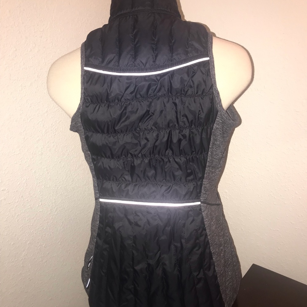 LULULEMON Athletica Run: Turn Around vest Sz 4 Rev